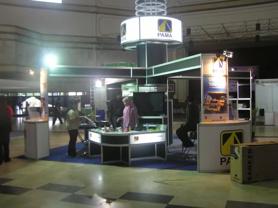 SPECIAL SYSTEM BOOTH ALLUMUNIUM R8 DI EVENT BURSA KERJA UPN - Project Gallery Image