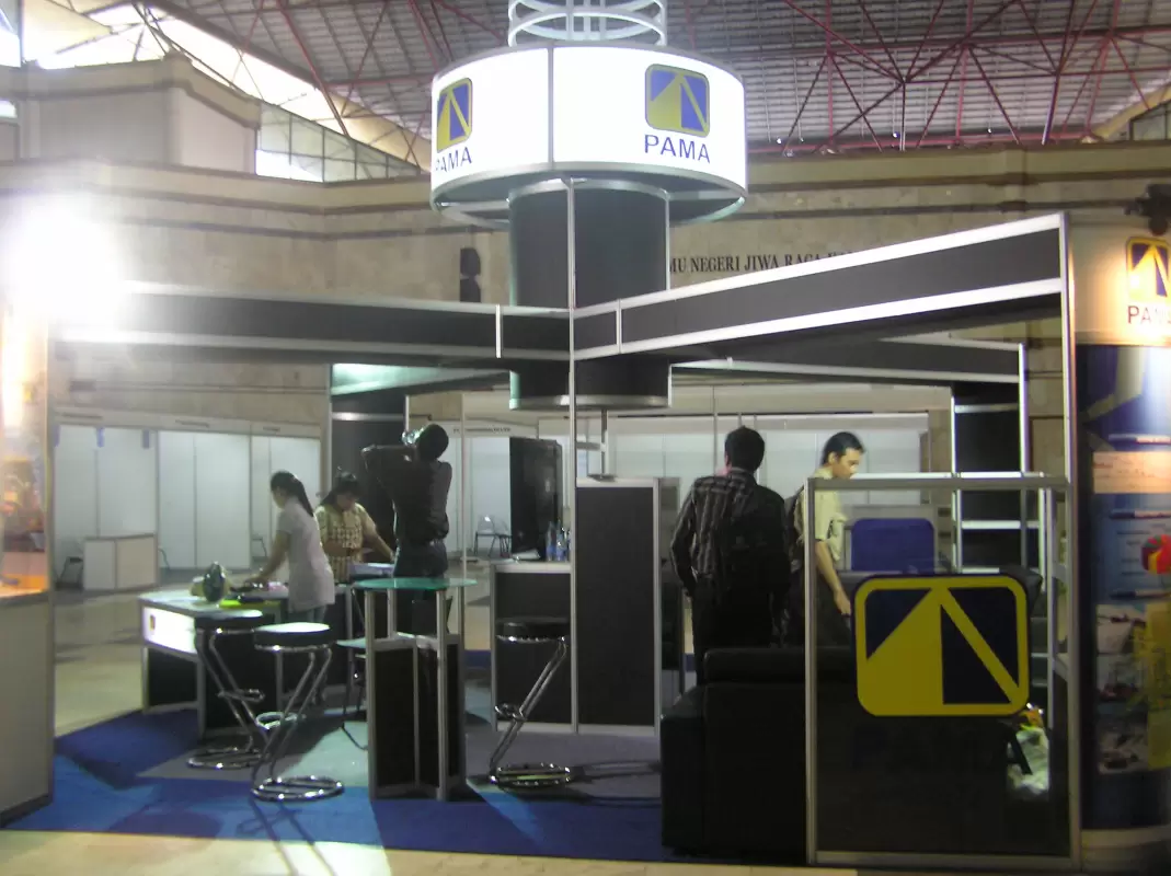 SPECIAL SYSTEM BOOTH ALLUMUNIUM R8 DI EVENT BURSA KERJA UPN - Project Gallery Image