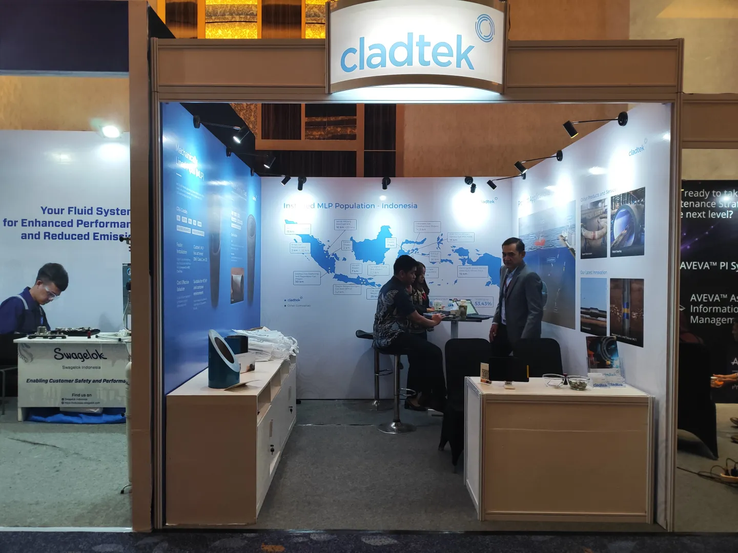 BOOTH CLADTEK - Special system Allumunium R8 di SURABAYA