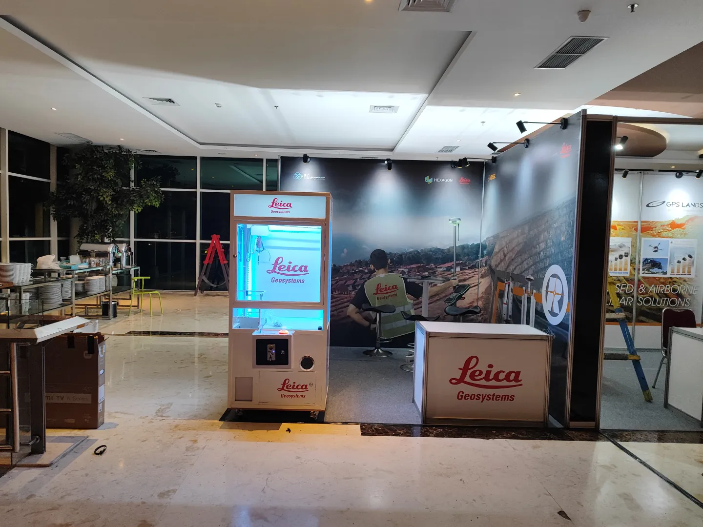 BOOTH LEICA(ALANA HOTEL) - Special system Allumunium R8 di YOGYAKARTA