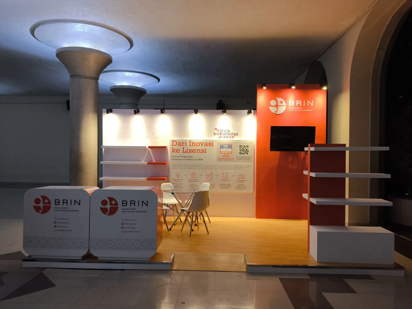 BOOTH SPECIAL DESIGN BRIN-UGM - BOOTH KAYU SOLID di UGM